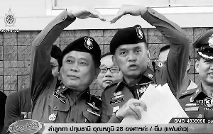 泰國互毆者被抓后要和解:一起比出愛心手勢 泰國互毆者被抓后要和解:一起比出愛心手勢