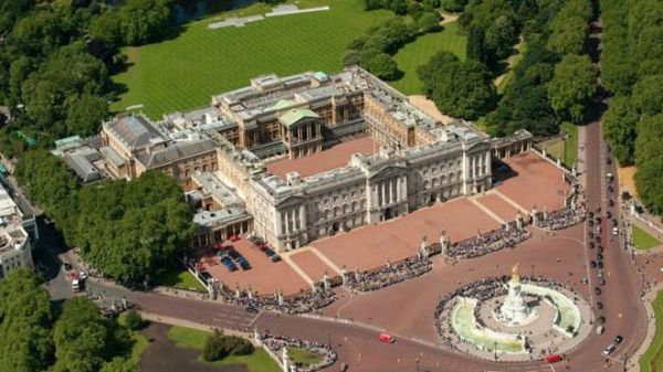 英媒:中國留學(xué)生藏刀闖白金漢宮"欲刺女王"被捕 英媒:中國留學(xué)生藏刀闖白金漢宮"欲刺女王"被捕