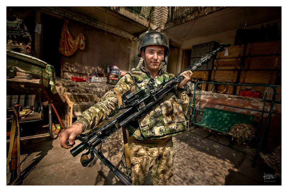 攝影師戰(zhàn)地照重現(xiàn)烏克蘭戰(zhàn)爭 場面堪比好萊塢大片 攝影師戰(zhàn)地照重現(xiàn)烏克蘭戰(zhàn)爭 場面堪比好萊塢大片