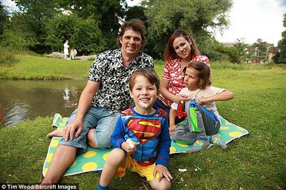 因不滿教育體制 夫妻賣房帶兒周游列國(guó)(圖) 因不滿教育體制 夫妻賣房帶兒周游列國(guó)(圖)