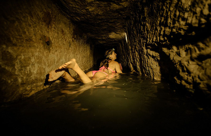 ��Ů��ĹѨ̽�U(xi��n) �ɵ��_�˵�һ��