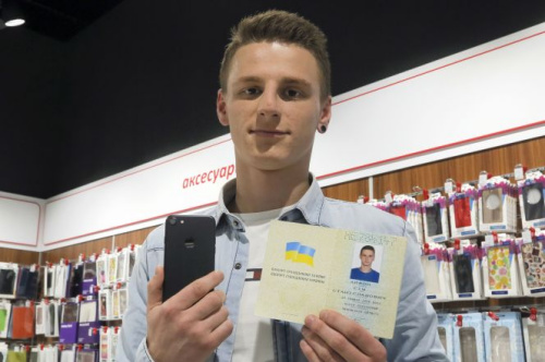 改名免費(fèi)換手機(jī):烏克蘭小伙把名字改成“iPhone7”