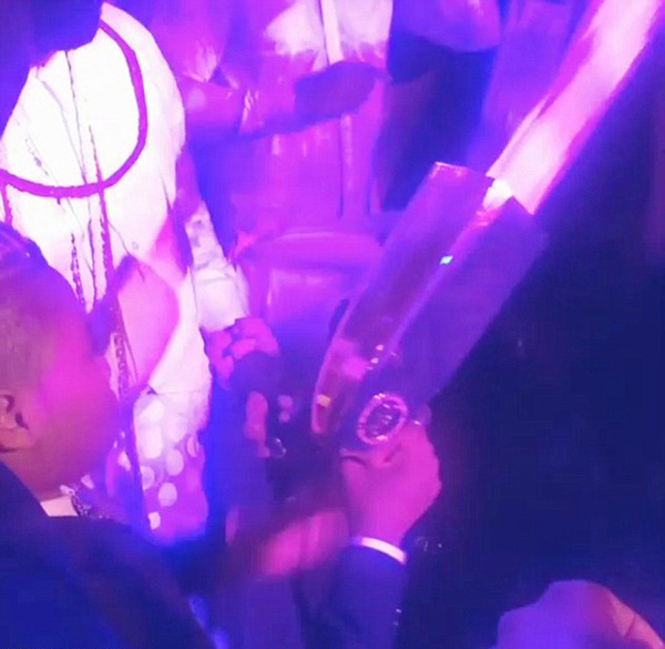 非洲億萬(wàn)富翁在弟弟婚禮上大撒現(xiàn)金 非洲億萬(wàn)富翁在弟弟婚禮上大撒現(xiàn)金