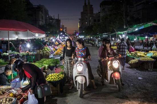 緬甸曼德勒的中國(guó)夜市。