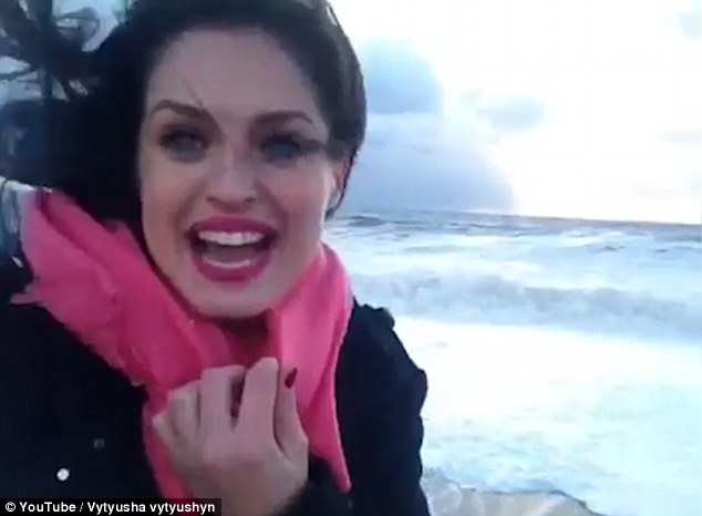 ������Ů�Ӻ�߅���ı������ĵ�