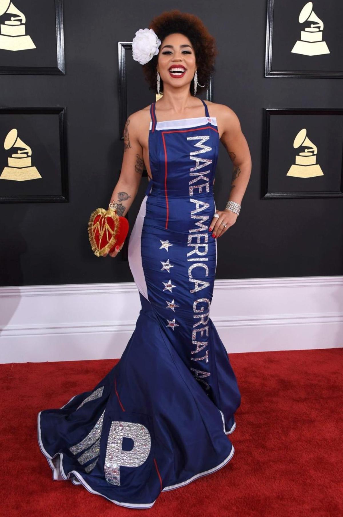 政治風(fēng)刮到格萊美?女歌星穿特朗普裝搶鏡 政治風(fēng)刮到格萊美?女歌星穿特朗普裝搶鏡