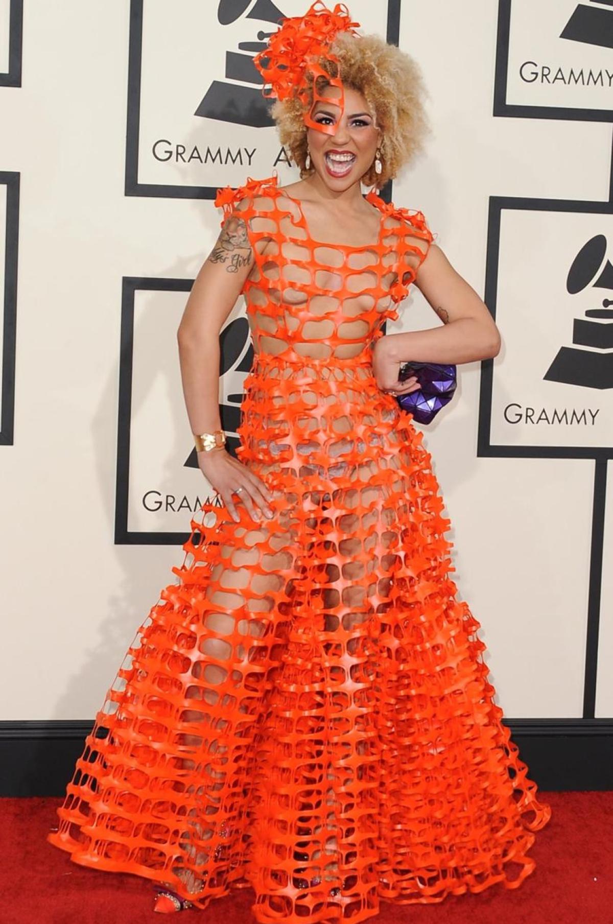 政治風(fēng)刮到格萊美?女歌星穿特朗普裝搶鏡 政治風(fēng)刮到格萊美?女歌星穿特朗普裝搶鏡