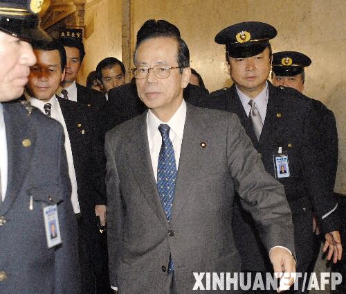 資料圖片:福田康夫(中)