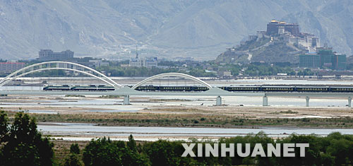 �ĸ��_��30��������ؽ�(j��ng)��(j��)���(hu��)���ٰl(f��)չ���؄e������F·ͨ܇����ӡ�˶���ɽ��߅�Q(m��o)ͨ���֏�(f��)�_ͨ��ʹ���ؽ�(j��ng)��(j��)���_�Ÿ�֡�����͹�@�� �@��2006��7��1��11�r(sh��)20���S�������_�l(f��)���ġ���2���Αc����܇ͨ�^���_���ش������(d��ng)��������F·ȫ��ͨ܇�� &nbsp;&nbsp;&nbsp;&nbsp;���A��ӛ�� �����_�� �z