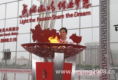 吉林省吉林市火炬接力結(jié)束 奧運圣火沿松花江岸傳遞