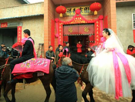 鄉(xiāng)村婚姻新變化:男方只有被選擇 十幾萬(wàn)彩禮成大流 鄉(xiāng)村婚姻新變化:男方只有被選擇 十幾萬(wàn)彩禮成大流