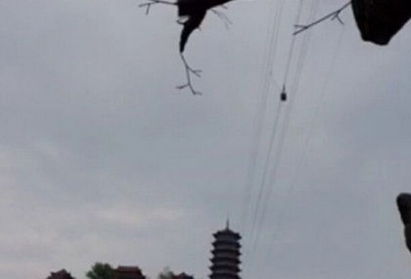 大冶一游客乘坐高空索道時被卡 從百米高空墜亡 大冶一游客乘坐高空索道時被卡 從百米高空墜亡