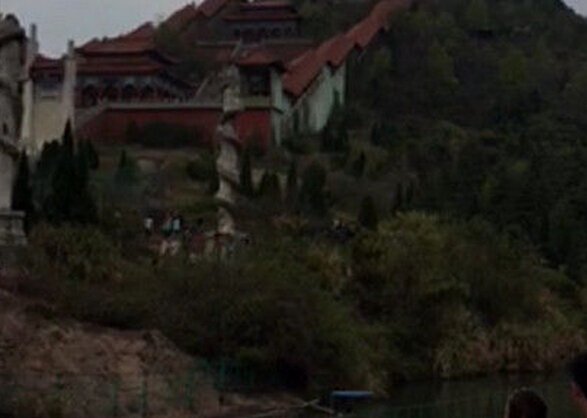 大冶一游客乘坐高空索道時被卡 從百米高空墜亡 大冶一游客乘坐高空索道時被卡 從百米高空墜亡