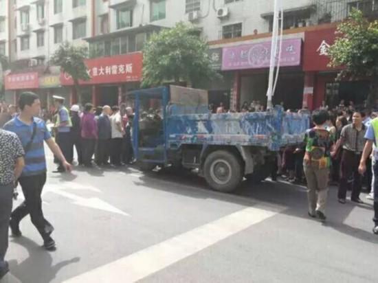 四川青神城區(qū)一中年女子被三輪貨車碾壓致死 四川青神城區(qū)一中年女子被三輪貨車碾壓致死