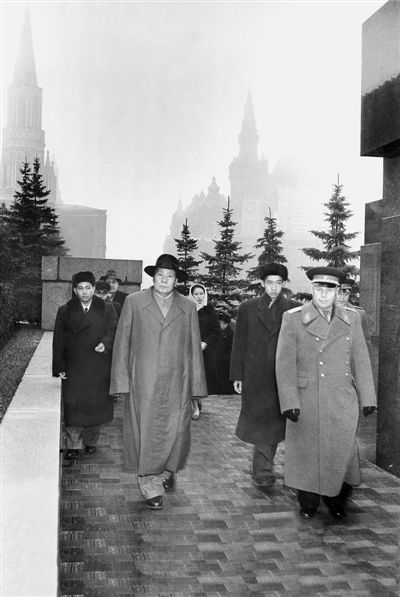 1957��11��5���������ڿ���ķ�֌m���l(w��i)�־��L��������ٌ���ͬ����ë��ϯ�ʴ���F(tu��n)���t��(ch��ng)հ���Ќ�Ĺ�����I(xi��n)��Ȧ��ë��ϯ���(c��)�鷭�g�����(f��)���҂�(c��)���l(w��i)ʿ���y����