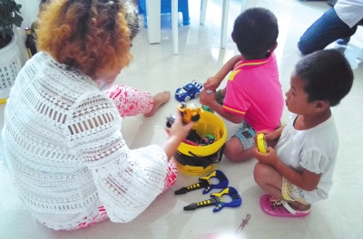 兄妹狗場(chǎng)內(nèi)吃狗食喝河水續(xù):已被愛心家庭暫時(shí)收留