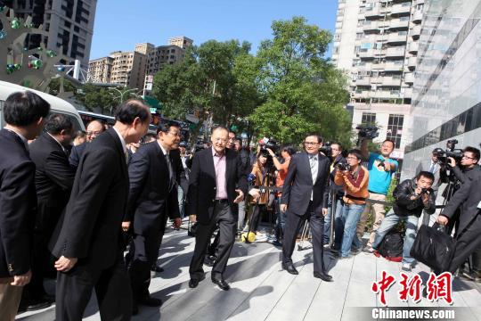 海協(xié)會(huì)會(huì)長(zhǎng)陳德銘參訪HTC(圖) 海協(xié)會(huì)會(huì)長(zhǎng)陳德銘參訪HTC(圖)