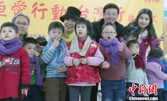 大陸“恒愛行動(dòng)”跨越海峽臺(tái)孤殘兒童獲贈(zèng)愛心圍巾
