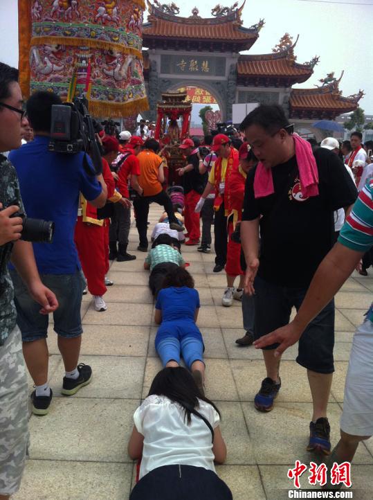 �ɰ����f��ϲӭ��ɽ�۾ۋ��桰�ؼҡ�(�D)