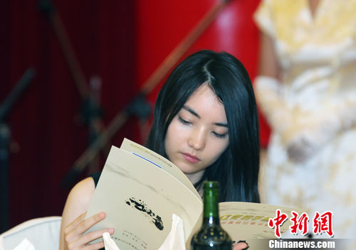 兩岸圍棋冠軍爭霸賽揭幕 臺(tái)圍棋界漂亮寶貝出席 兩岸圍棋冠軍爭霸賽揭幕 臺(tái)圍棋界漂亮寶貝出席