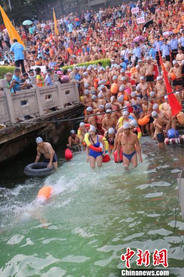 臺灣游泳愛好者參加柳州“百里柳江激情暢游”