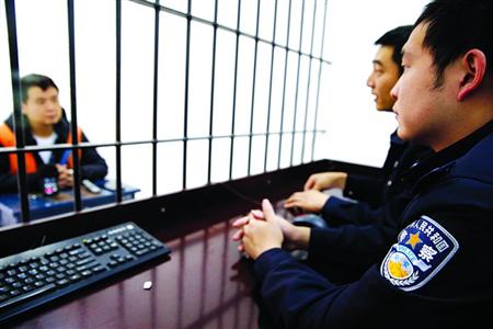 滬臺(tái)警方聯(lián)手破獲特大電訊詐騙案 抓獲臺(tái)灣籍"金主" 滬臺(tái)警方聯(lián)手破獲特大電訊詐騙案 抓獲臺(tái)灣籍"金主"