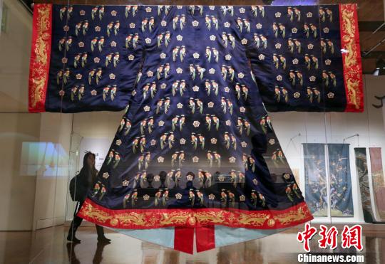 蘇繡制成的“宋代皇后常服” 蘇繡制成的“宋代皇后常服”