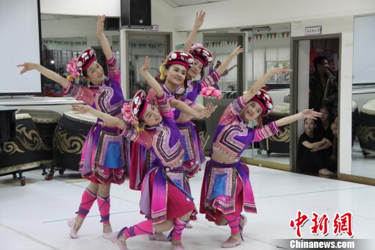 福建民族民間舞蹈交流團走進臺中校園 福建民族民間舞蹈交流團走進臺中校園