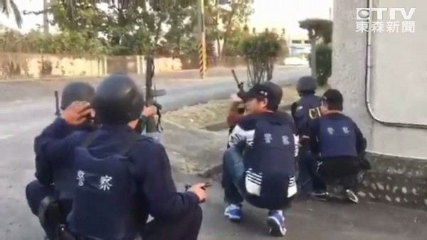 高雄挾警案續(xù):6嫌犯自盡 2人質(zhì)平安獲釋 高雄挾警案續(xù):6嫌犯自盡 2人質(zhì)平安獲釋
