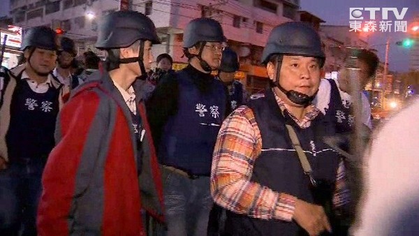 高雄挾警案續(xù):6嫌犯自盡 2人質(zhì)平安獲釋 高雄挾警案續(xù):6嫌犯自盡 2人質(zhì)平安獲釋