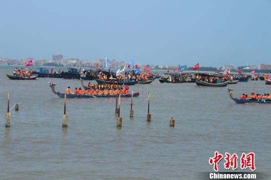 逾萬民眾福建石獅齊鬧端午 閩臺對渡海上潑水引鄉(xiāng)愁 逾萬民眾福建石獅齊鬧端午 閩臺對渡海上潑水引鄉(xiāng)愁