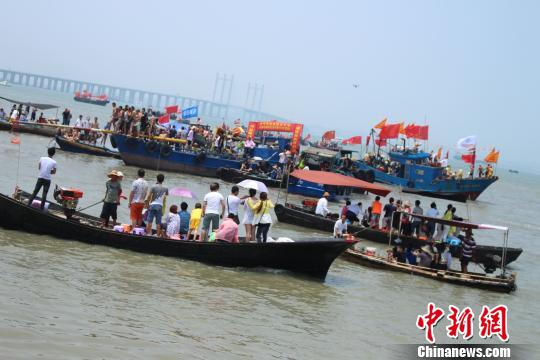 逾萬民眾福建石獅齊鬧端午 閩臺對渡海上潑水引鄉(xiāng)愁 逾萬民眾福建石獅齊鬧端午 閩臺對渡海上潑水引鄉(xiāng)愁