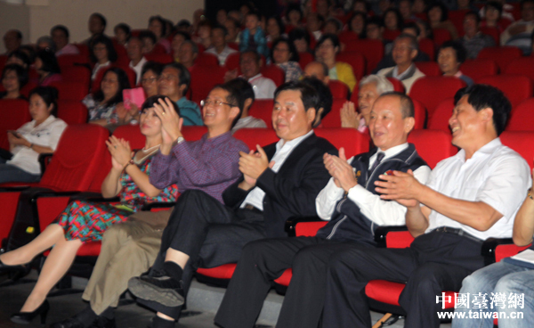 臺灣苗栗鄉(xiāng)親稱看大陸殘障演員表演感動想哭 臺灣苗栗鄉(xiāng)親稱看大陸殘障演員表演感動想哭