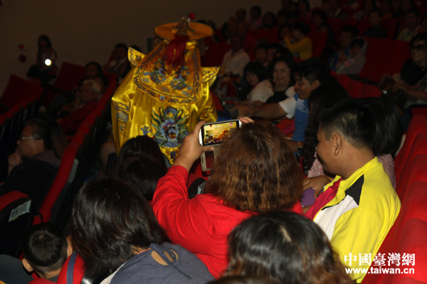 臺灣苗栗鄉(xiāng)親稱看大陸殘障演員表演感動想哭 臺灣苗栗鄉(xiāng)親稱看大陸殘障演員表演感動想哭