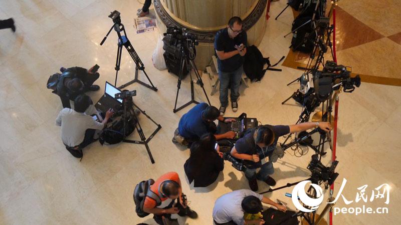 ����ý�w�۽�����(x��)�R��(hu��)�� ���@��ͨ���D����8��