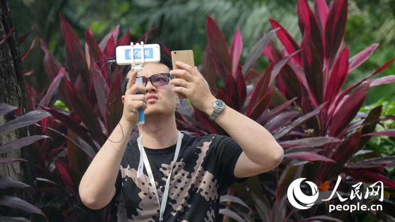 “習(xí)馬會(huì)”會(huì)場(chǎng)外媒體云集 記者自拍報(bào)道搶鏡(圖) “習(xí)馬會(huì)”會(huì)場(chǎng)外媒體云集 記者自拍報(bào)道搶鏡(圖)