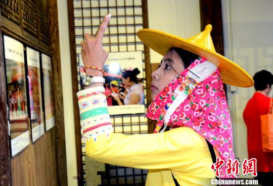 “姐妹情·一家親”海峽婦女藝術(shù)節(jié)攝影展在榕啟幕 “姐妹情·一家親”海峽婦女藝術(shù)節(jié)攝影展在榕啟幕