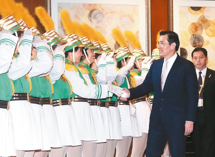 �S���ϣ�20��λ��o(j��)ƽ��50�q�ġ���һŮ�x�(du��)���٘��������gӭ�RӢ�ŵĵ���(l��i)��