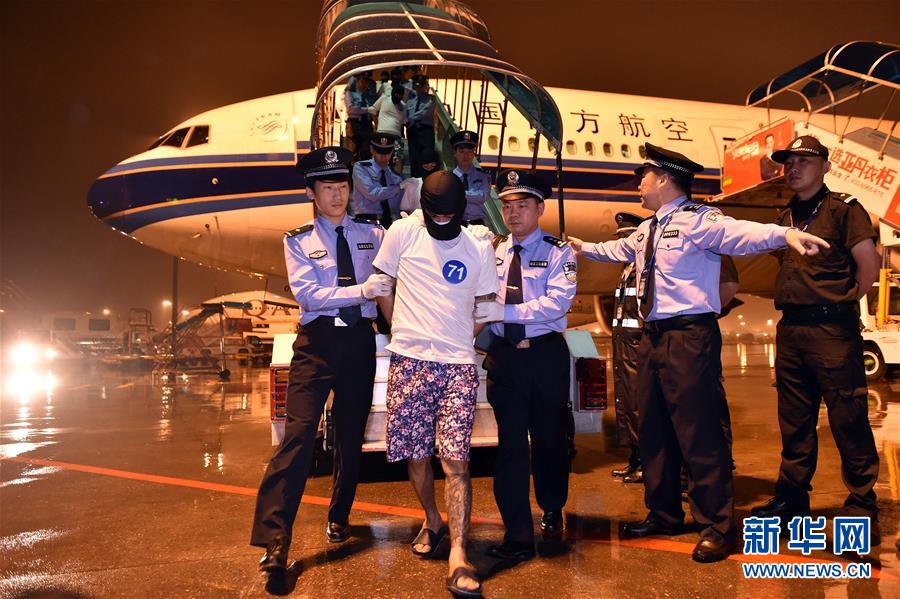 97名電信詐騙犯罪嫌疑人從馬來(lái)西亞被押解回國(guó) 97名電信詐騙犯罪嫌疑人從馬來(lái)西亞被押解回國(guó)