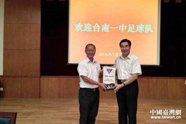 ���m(x��)�ɰ� ��ِ�L(f��ng)��--�_(t��i)�������c�_(t��i)��һ�н�����Մ��(hu��)ӛ