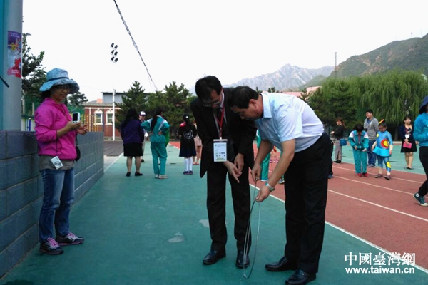 軍響中心小學(xué)校長(zhǎng)(右)與中山小學(xué)校長(zhǎng)(左)交流滾鐵環(huán)游戲 軍響中心小學(xué)校長(zhǎng)(右)與中山小學(xué)校長(zhǎng)(左)交流滾鐵環(huán)游戲