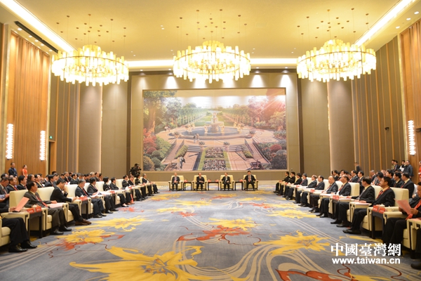 ����ʡί��ӛ¹���硢ʡ�L�����Ҋ����2016�M�_���ϲ�����(j��ng)�Q(m��o)�Ļ���������������_����Ҫ���e