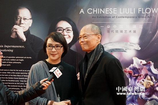 楊惠姍和張毅在展覽現(xiàn)場接受媒體采訪 楊惠姍和張毅在展覽現(xiàn)場接受媒體采訪