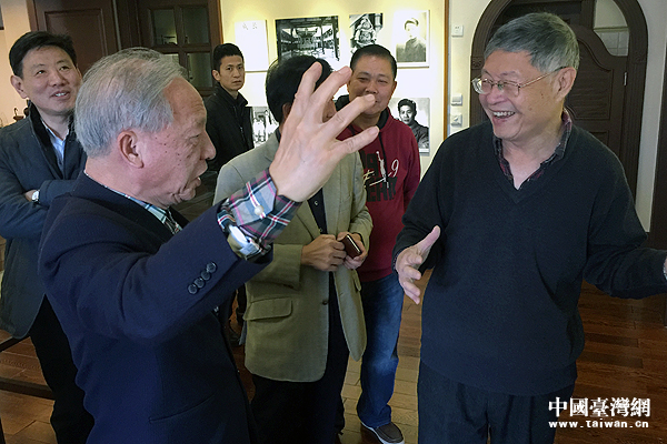 臺(tái)灣書法家觀看林正亨圖片展 忘情高歌滿江紅 臺(tái)灣書法家觀看林正亨圖片展 忘情高歌滿江紅