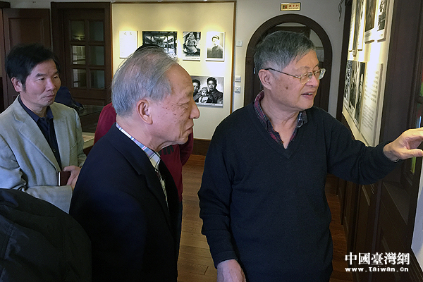 臺(tái)灣書法家觀看林正亨圖片展 忘情高歌滿江紅 臺(tái)灣書法家觀看林正亨圖片展 忘情高歌滿江紅