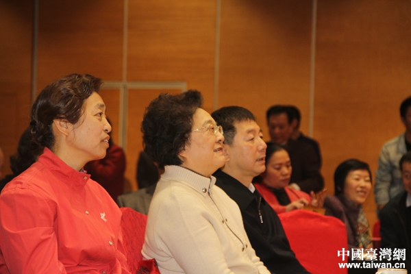 林文漪(中間)蘇輝(左一)葉克冬(右一)觀看節(jié)目表演 林文漪(中間)蘇輝(左一)葉克冬(右一)觀看節(jié)目表演