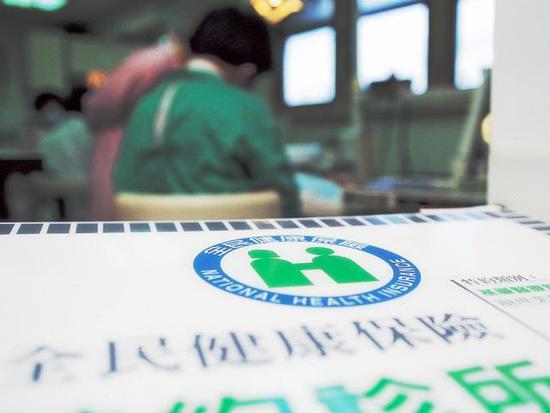 ����{����