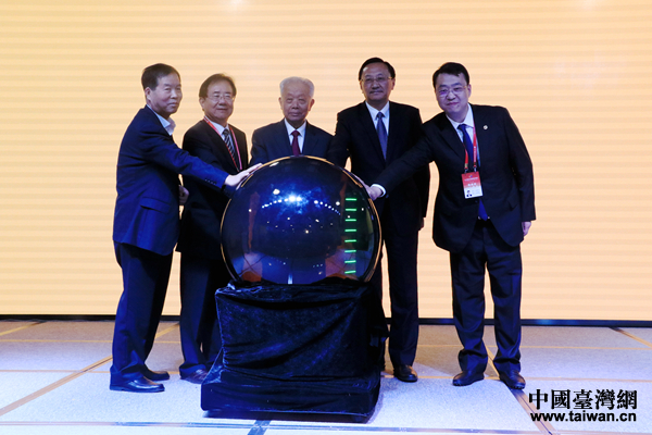 兩岸青年就業(yè)創(chuàng)業(yè)論壇于南京舉行 創(chuàng)意多彩生活創(chuàng)造美好未來(lái) 兩岸青年就業(yè)創(chuàng)業(yè)論壇于南京舉行 創(chuàng)意多彩生活創(chuàng)造美好未來(lái)