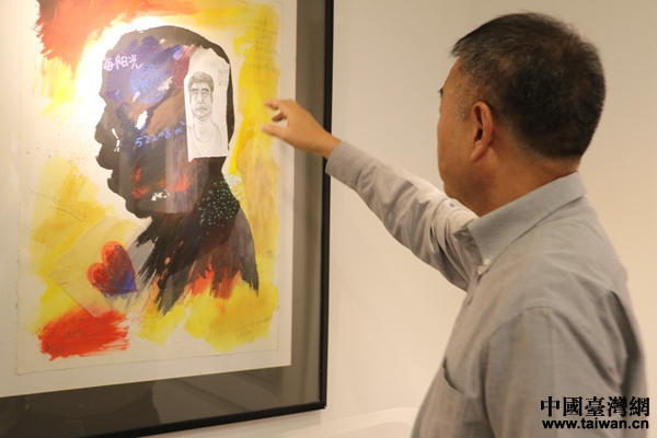 黃金德向記者講述畫上記錄的內(nèi)容 黃金德向記者講述畫上記錄的內(nèi)容