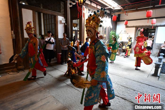 ���(d��ng)����һȺ��00�����ꎧ��(l��i)�˰˼Ҍ��赸������������ �z